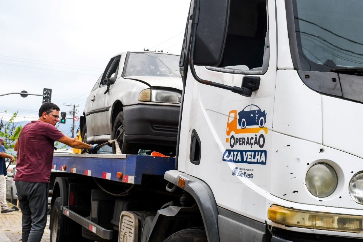 Operação Lata-Velha retira mais de 300 veículos abandonados das ruas de São Vicente 