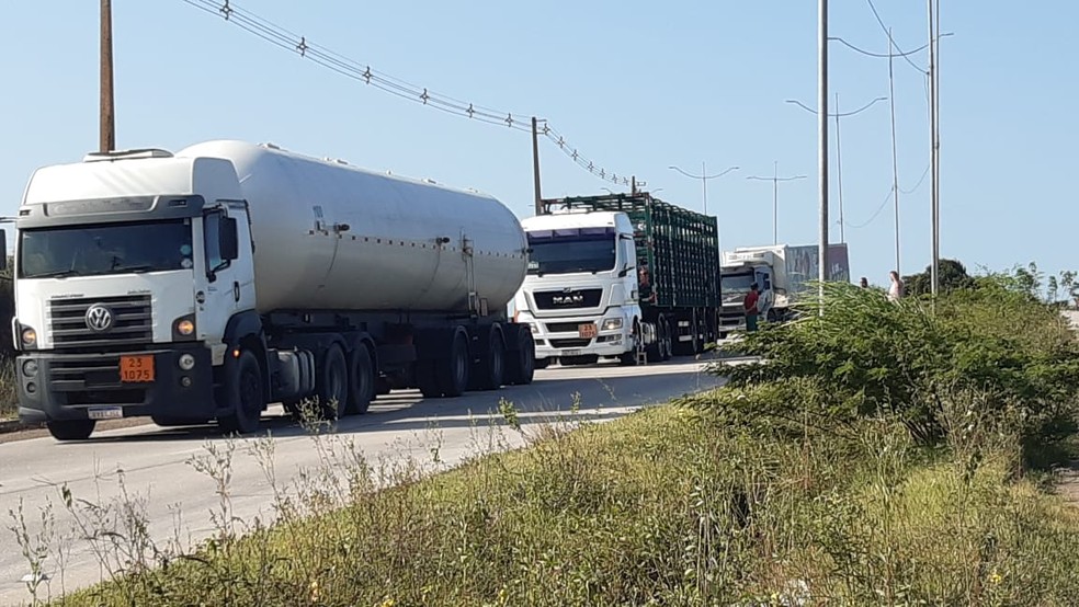 Trânsito ficou paralisado, sobretudo por veículos de carga que não puderam transitar na via interditada. — Foto: Sérgio Henrique Santos/Inter TV Cabugi