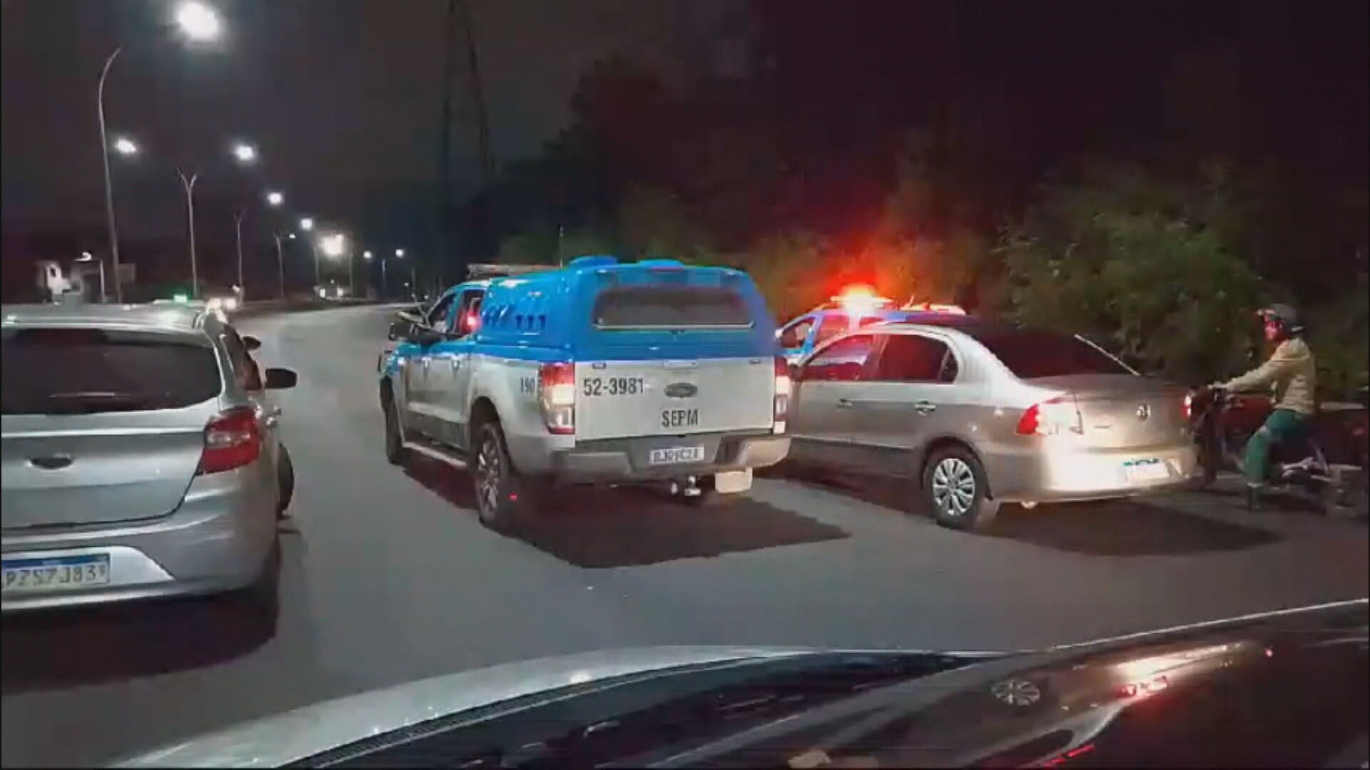 VÍDEO: bandidos trocam tiros com PMs na Linha Vermelha e motoristas voltam na contramão