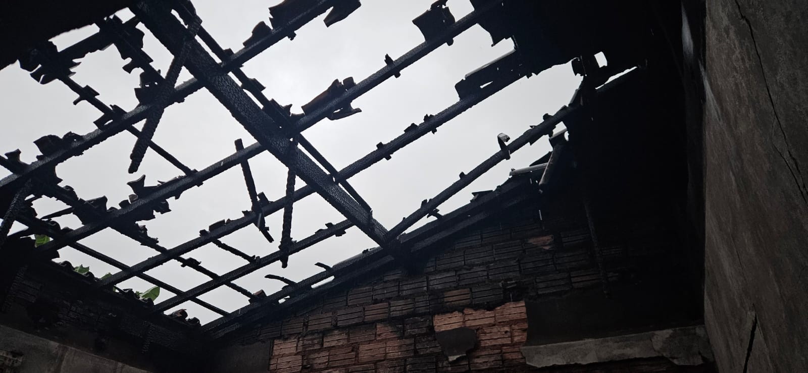 Criança percebe fogo de madrugada e salva família de incêndio no oeste do Pará