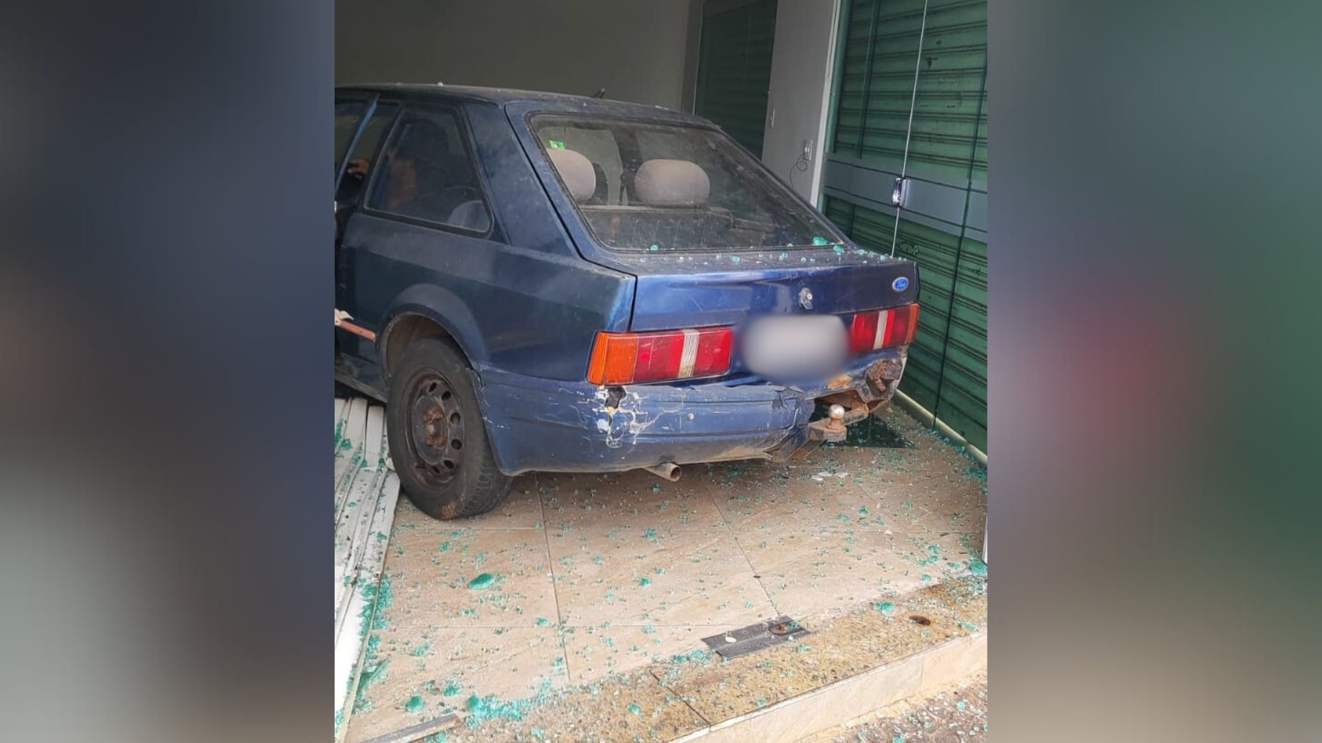 VÍDEO: Motorista perde o controle da direção de carro, invade loja e tenta fugir em Uberlândia