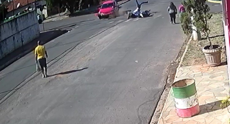 Câmera flagra batida entre carro e moto em cruzamento de vias em Lupércio; vídeo
