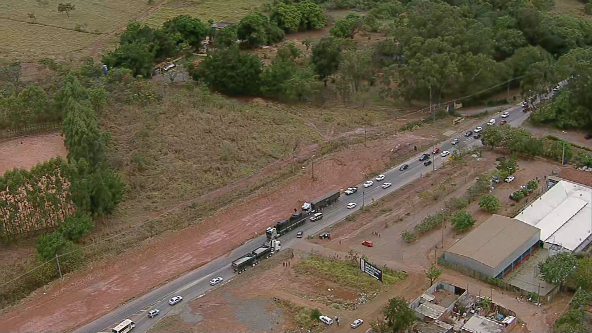 Duas pessoas morrem em acidente entre moto e carreta na BR-080, no DF