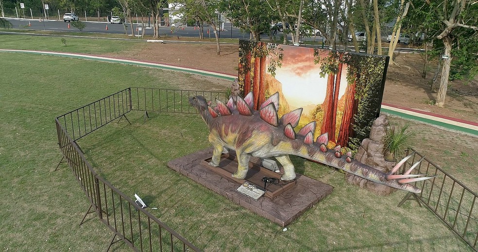 Exposição gratuita reúne réplicas de dinossauros em parque em Cuiabá, Mato  Grosso