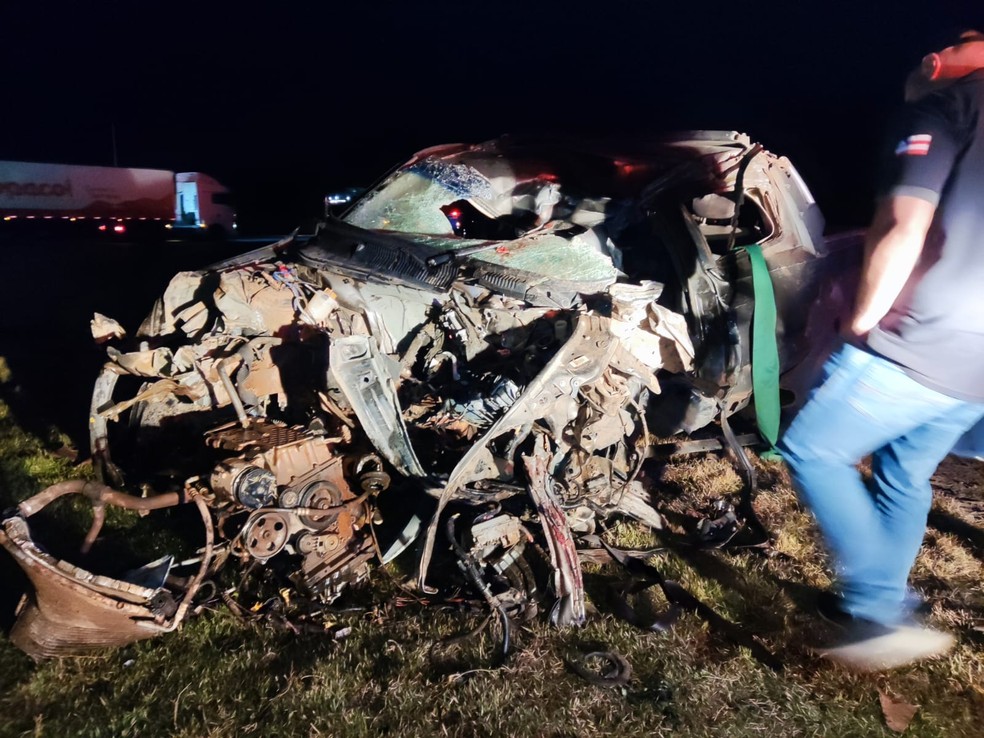 Padre morre após batida entre carro e caminhão em rodovia do oeste da Bahia — Foto: Marlon Ferraz/Blog do Braga