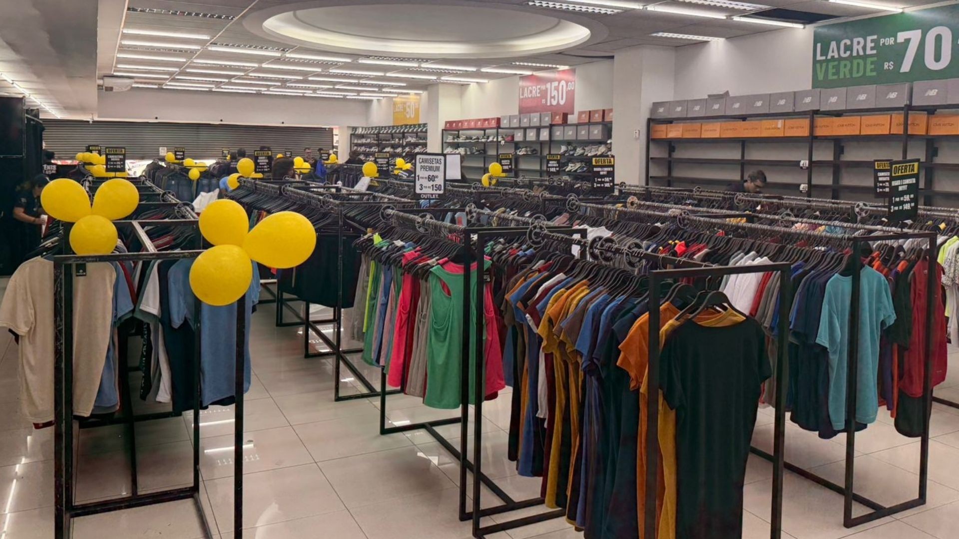 Receita Federal apreende 5 toneladas de roupas e calçados suspeitos de falsificação no ES