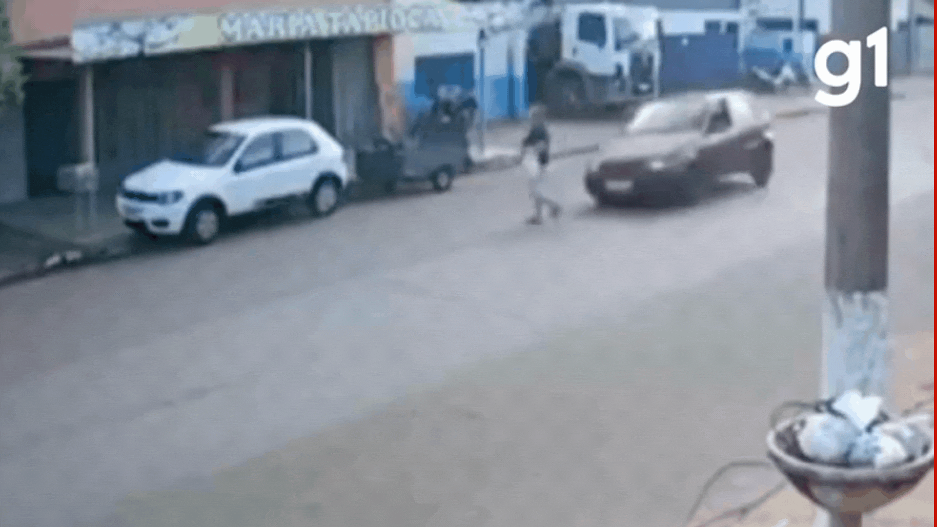 VÍDEO: Idosa é arremessada após ser atropelada por carro em alta velocidade em MT