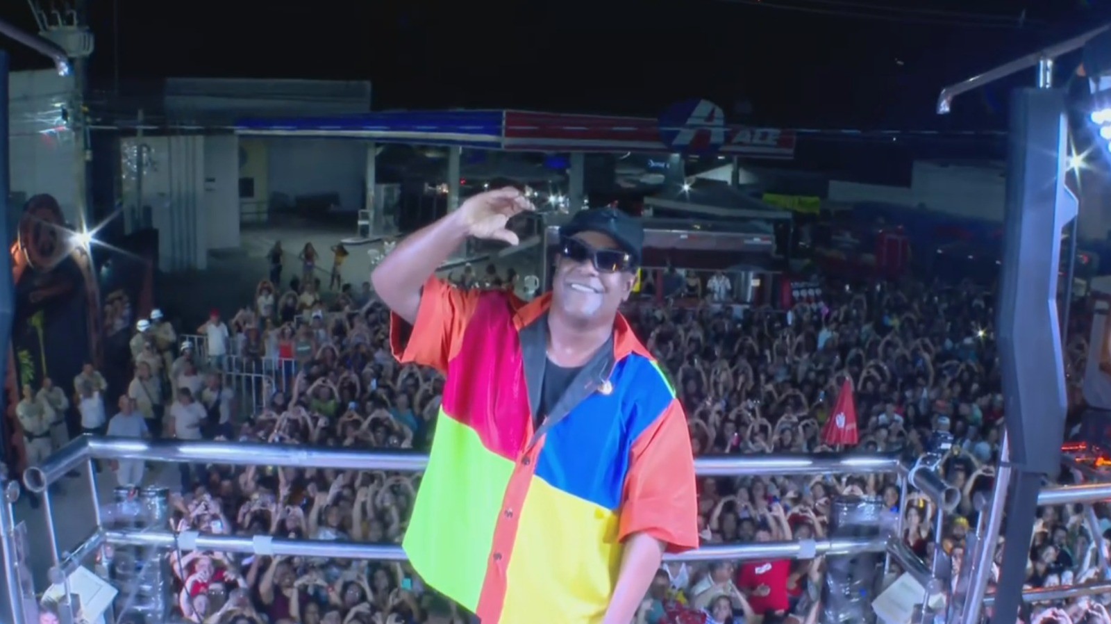 Márcio Victor homenageia Wanda Chase e Carlos Pitta em desfile do Psirico na Micareta de Feira