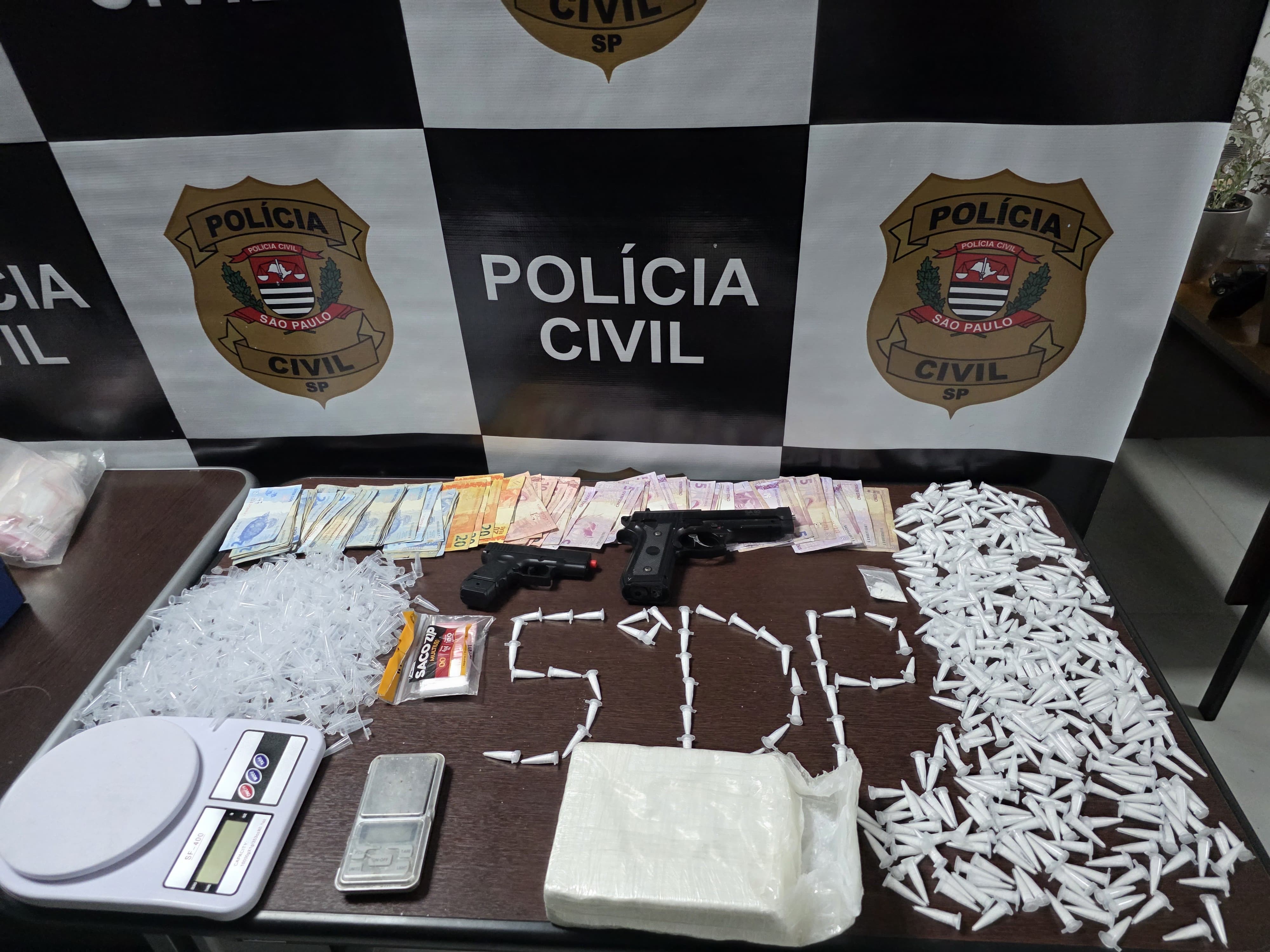 Drogas são encontradas atrás de espelho de banheiro de lanchonete de Piracicaba e dono é preso