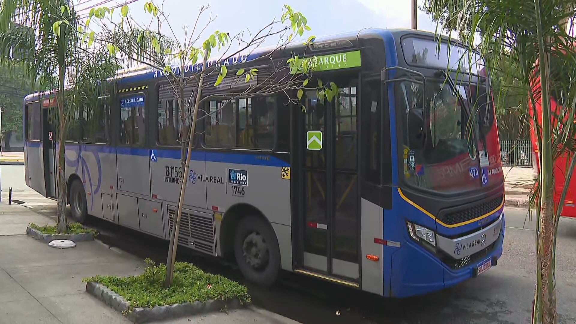 Ônibus é sequestrado na Avenida Brasil; polícia prendeu criminoso em frente ao Aeroporto Santos Dumont 