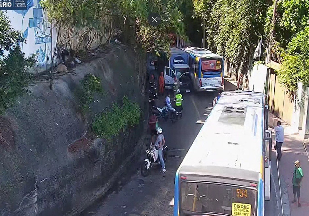 Três ficam feridos em acidente; Avenida Niemeyer é interditada nos dois sentidos