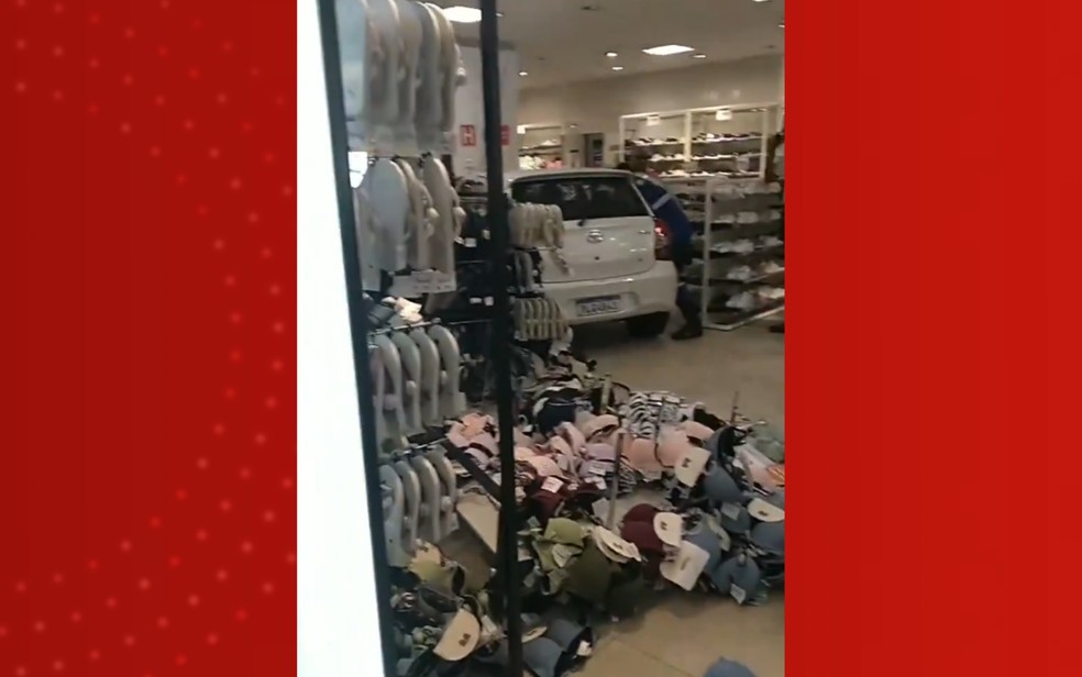 Carro derrubou diversas prateleiras de roupas e bateu em uma pilastra em shopping de Salvador — Foto: Redes sociais