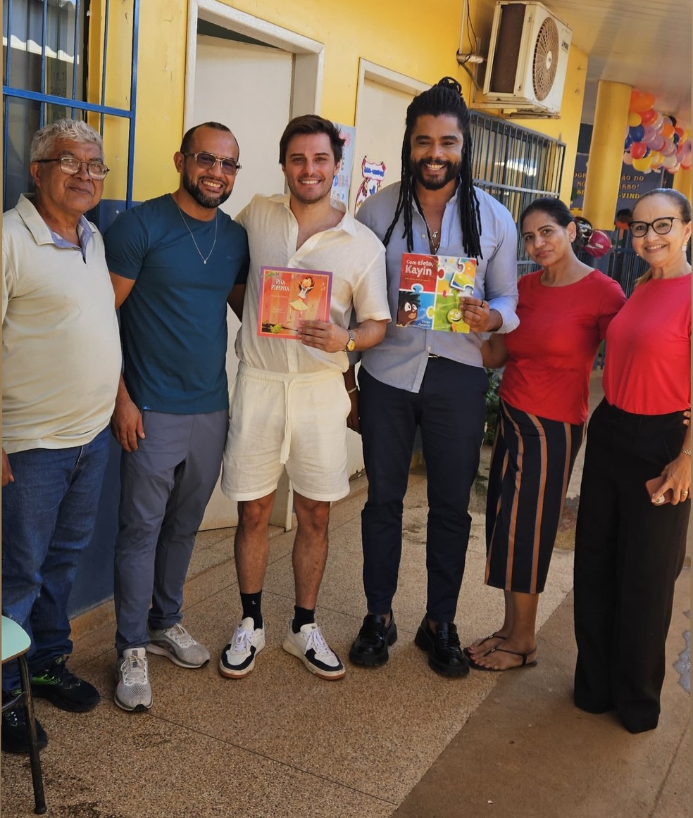 Diogo Almeida e Hugo Bonemer participam do projeto "Lê Pra Mim?" em Porto Velho — Foto: Reprodução/redes sociais