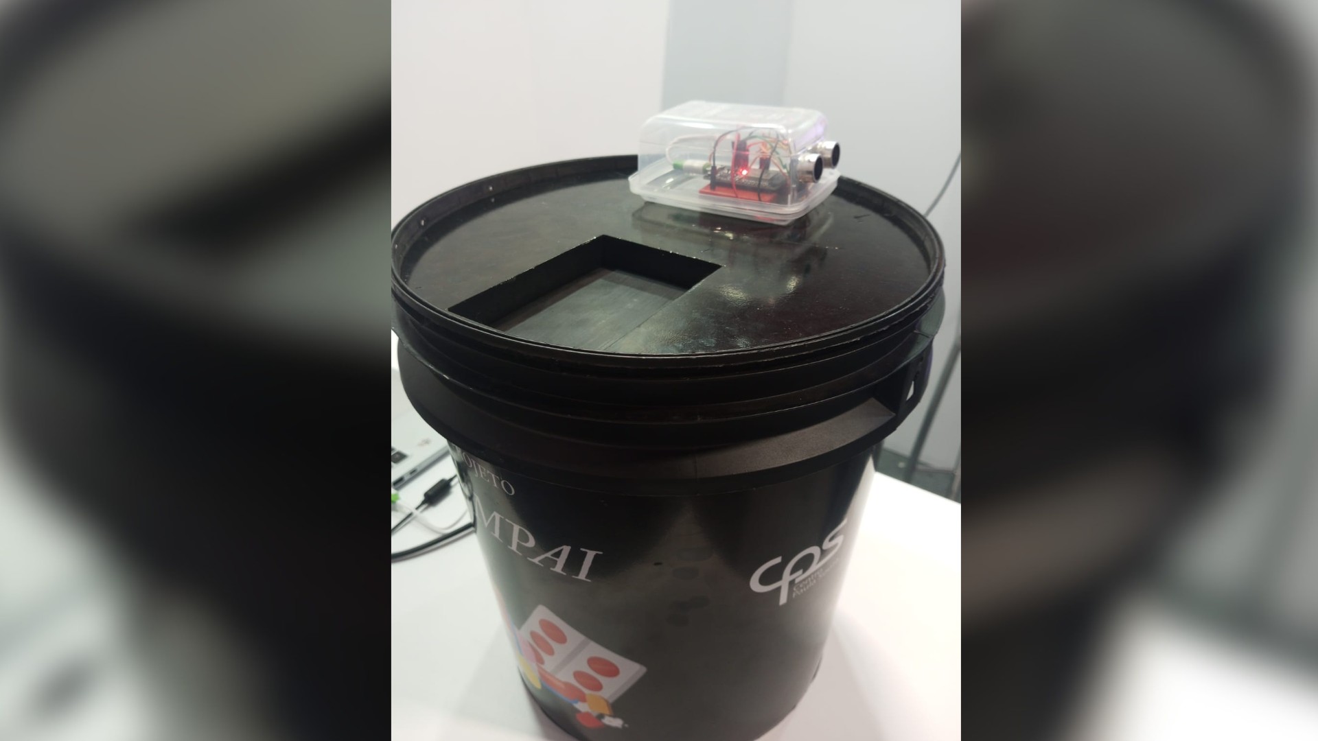 Alunos criam lixeira 'inteligente' com sensores e IA para descarte correto de medicamentos 