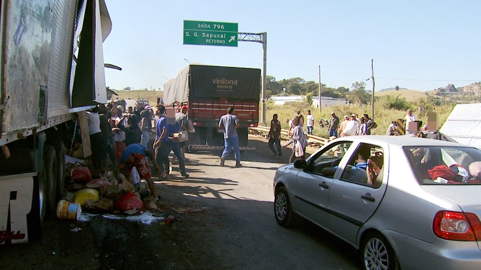Carga de carreta é saqueada após engavetamento entre 7 veículos que deixou um morto em MG — Foto: Reprodução/EPTV 