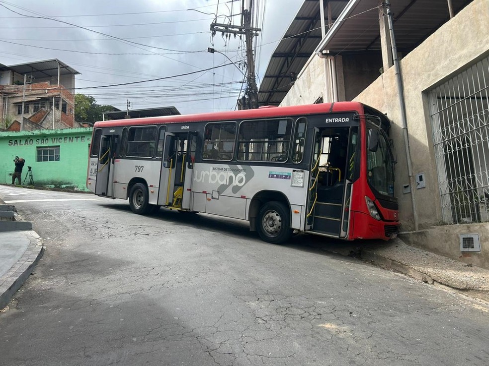 Ônibus bate em muro de casa na Rua João de Deus Pereira, no Bairro Santo Antônio, em Juiz de Fora — Foto: Gabriel Landim/TV Integração
