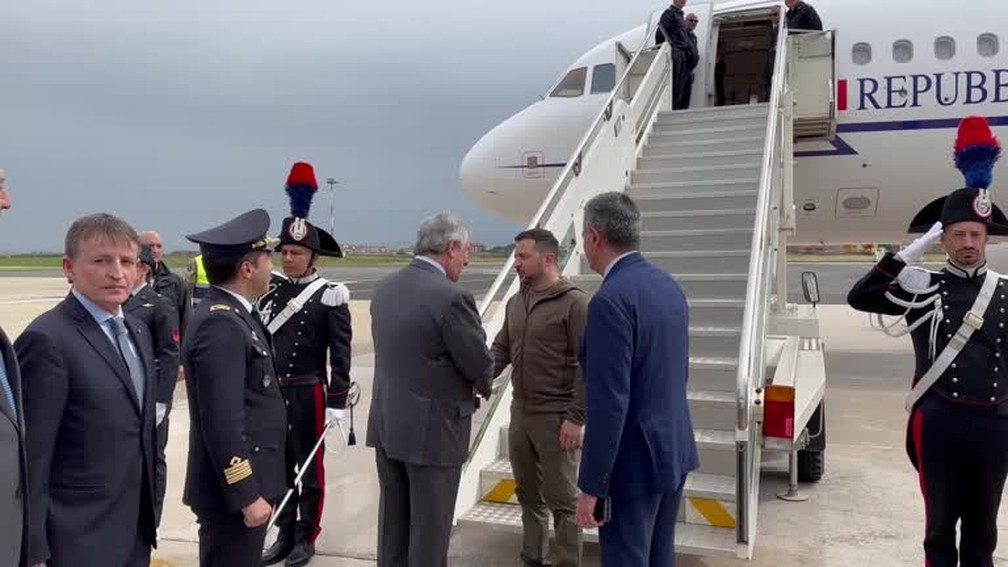 Zelensky recebe as boas-vindas do ministro das Relações Exteriores da Itália, Antonio Tajani, em aeroporto de Roma, neste sábado (13). — Foto: REUTERS