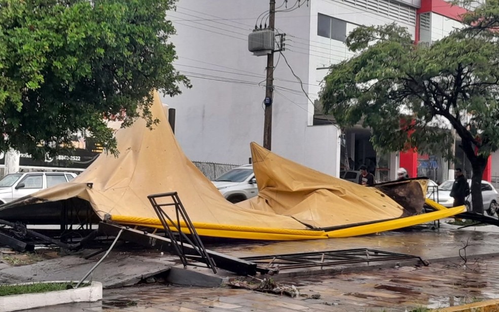 Chuva causa transtornos e deixa estragos em Três Pontas, Luminárias e Monte Sião — Foto: Dênis Pereira / Equipe Positiva