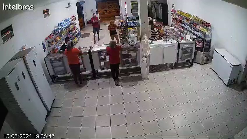 VÍDEO: Câmera flagra assalto a padaria e cliente é agredido no São Cristóvão, em São Luís