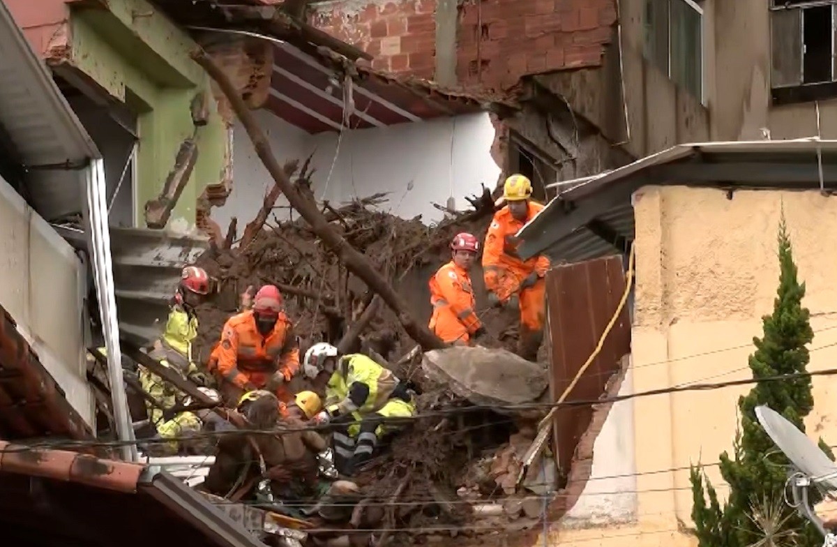 Mulher é resgatada com vida após ficar soterrada dentro de casa durante deslizamento em Juiz de Fora
