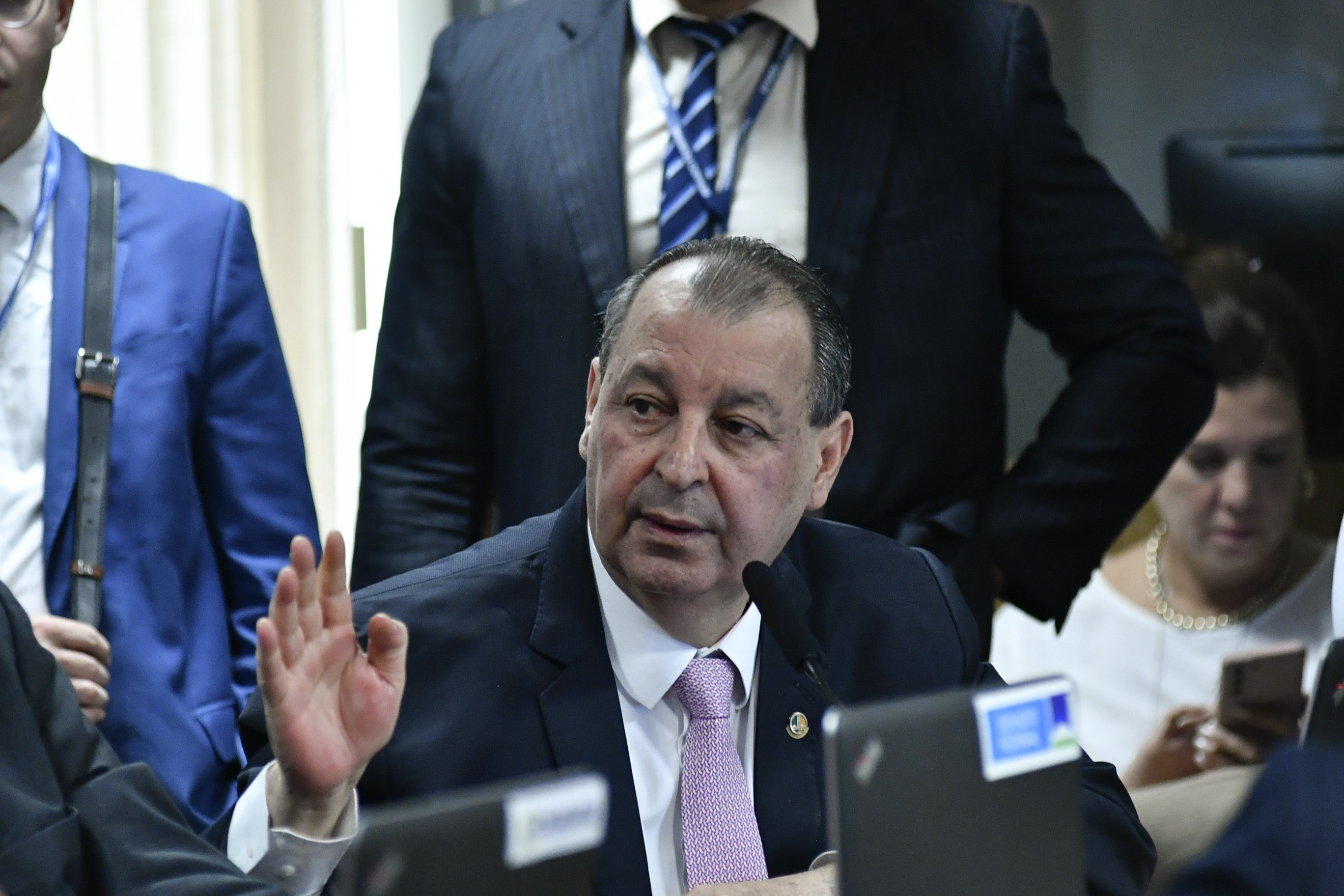 Omar Aziz vai propor transição de até um ano para fim da escala 6x1