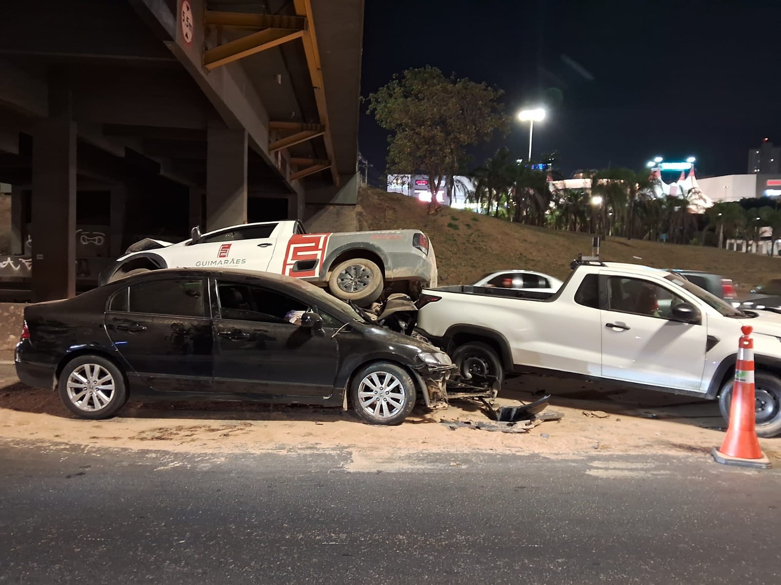 Engavetamento interdita Anel Rodoviário no sentido Rio de Janeiro