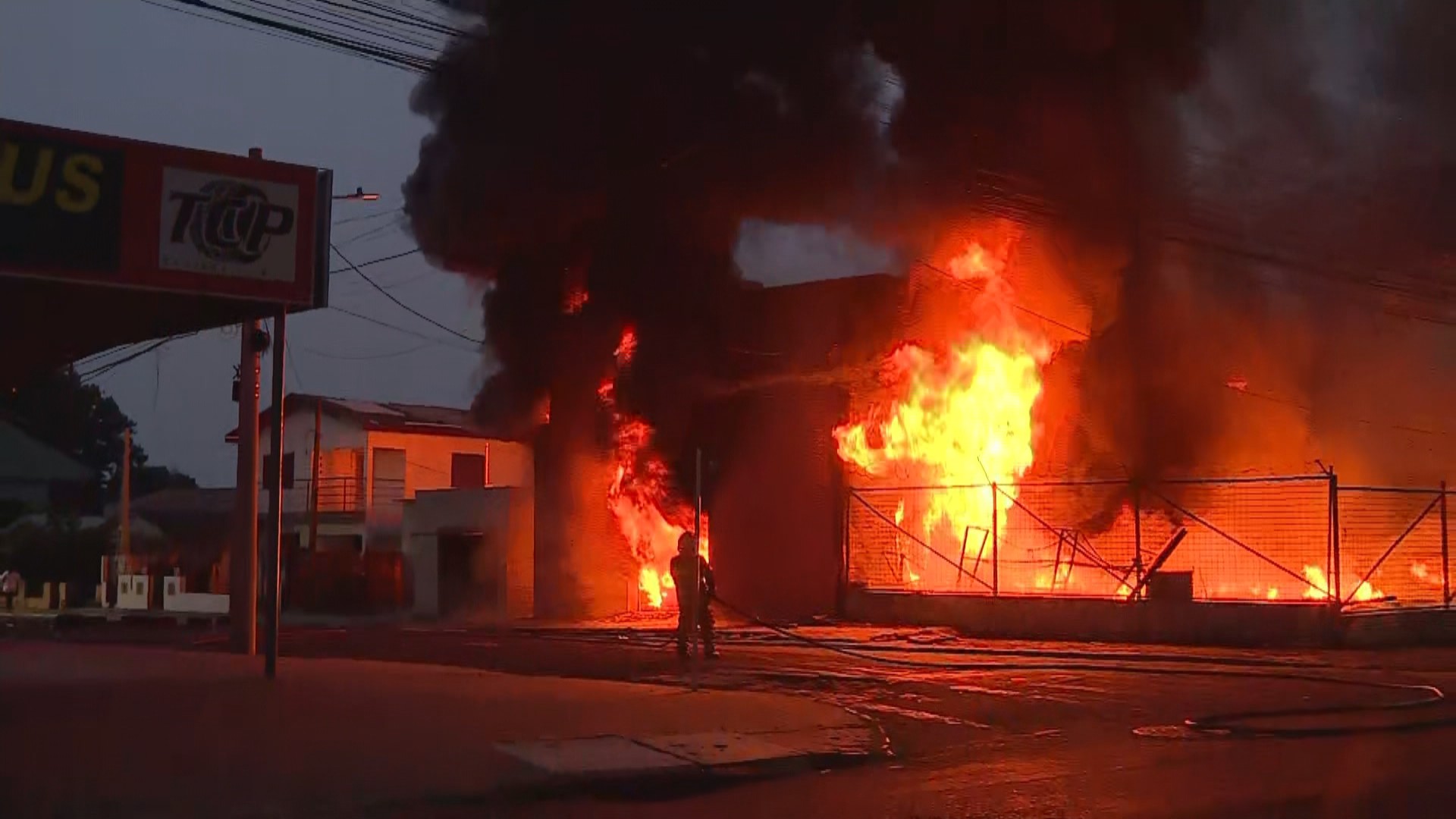 Incêndio de grandes proporções atinge depósito de pneus em Canoas; VÍDEO