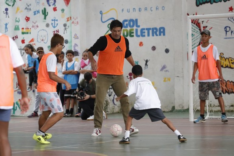 Raí criou a Fundação Gol de Letra, projeto social de apoio a crianças e jovens no Brasil — Foto: Christian Gavelle/Divulgação