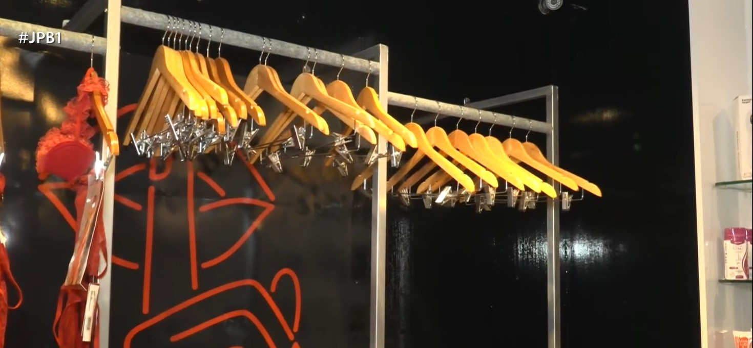 Sex shop é arrombado e tem cerca de R$ 30 mil em produtos roubados, em Campina Grande