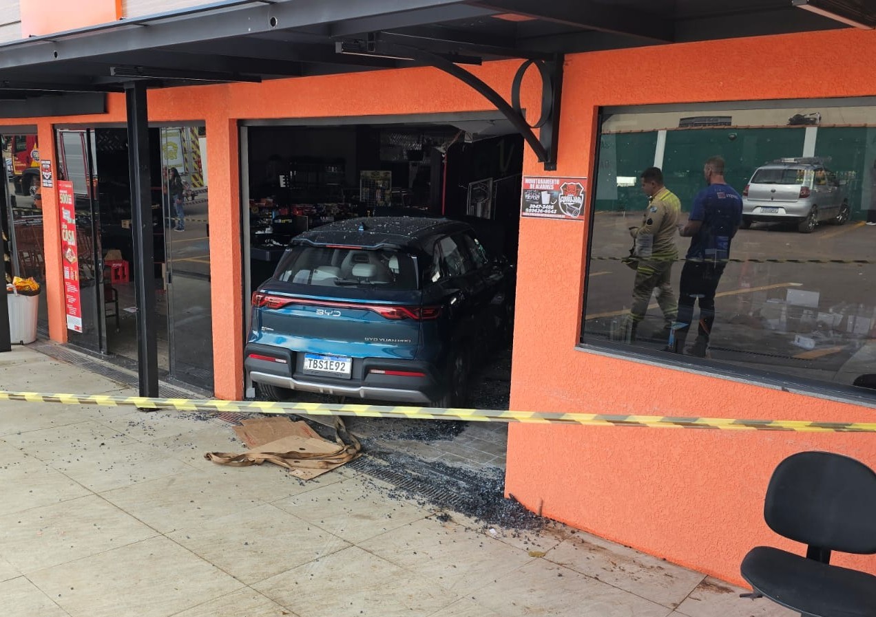 Idoso perde controle de carro, invade mercado de Curitiba e local é interditado por risco de desabamento