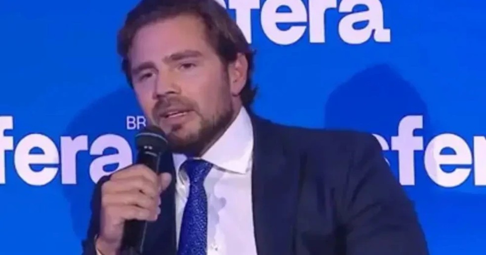 Vorcaro está preso preventivamente em uma unidade prisional de Brasília — Foto: Reprodução/ Esfera Brasil no YouTube