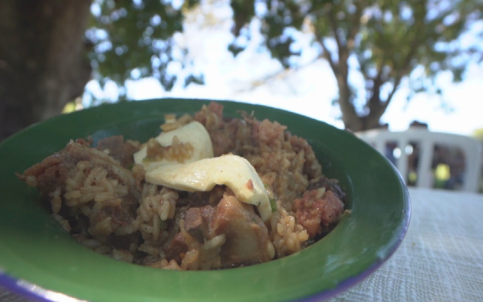 Arroz muladeiro: empresrio ensina como fazer o prato, em Guap  Foto: Reproduo/TV Anhanguera