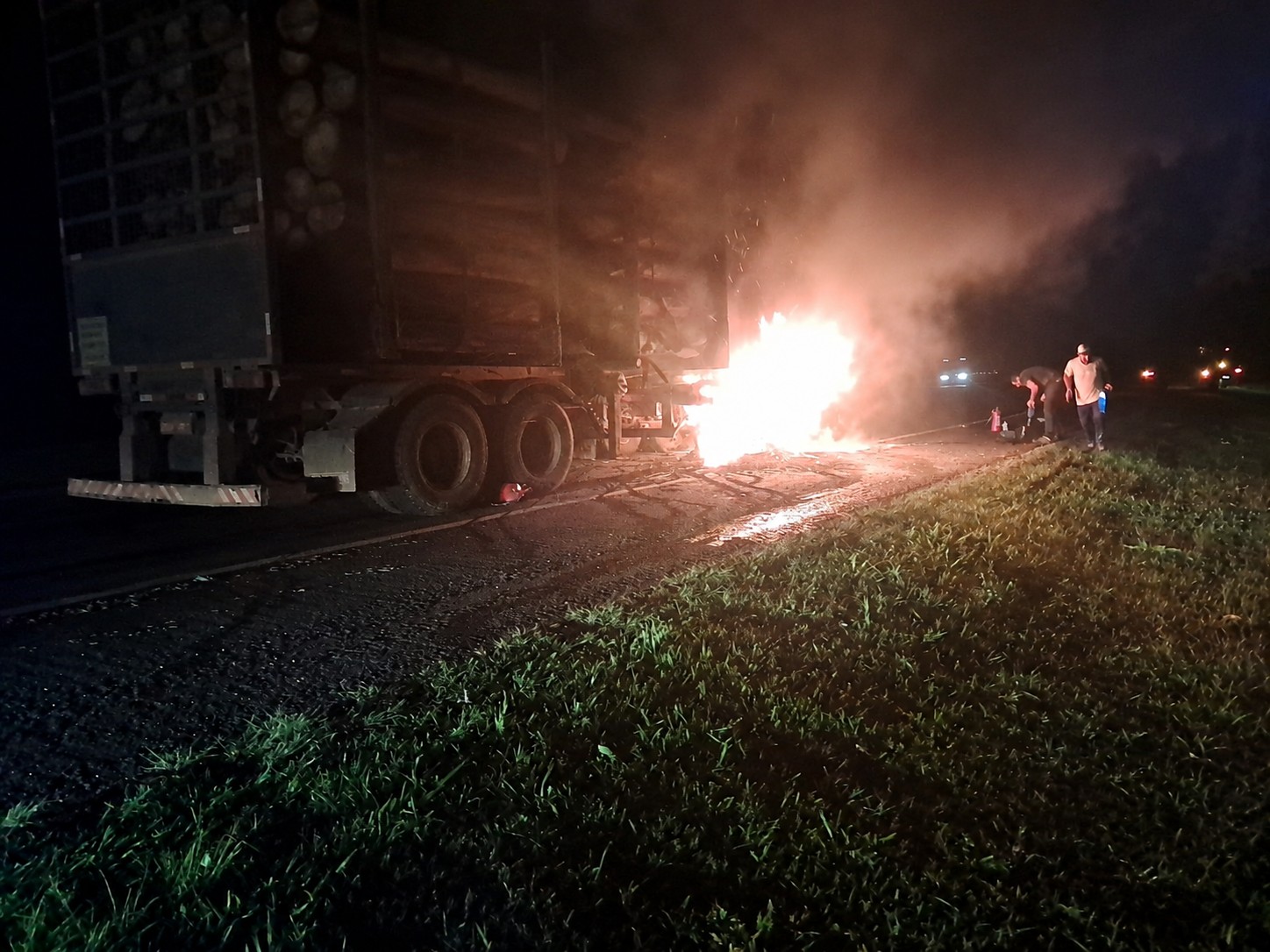 Carreta pega fogo em rodovia, motorista de carro para pra ajudar e é atropelado por caminhão, no Paraná