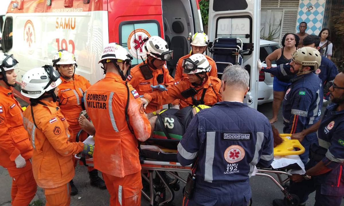 Mulher fica ferida após desabamento de laje em Salvador; vídeo mostra cenário de destruição após incidente 