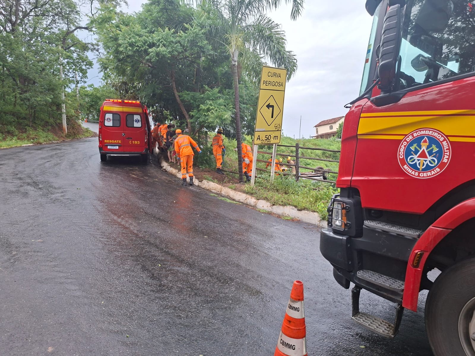 Cinco pessoas ficam feridas após carro perder freio na subida do Pico da Ibituruna, em Governador Valadares