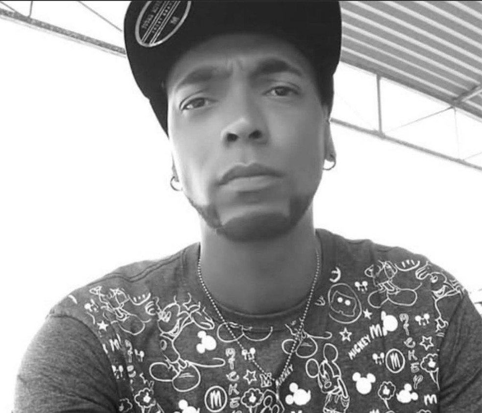 Dodô tocava cavaquinho e violão no grupo de pagode Dupan — Foto: Facebook/Reprodução