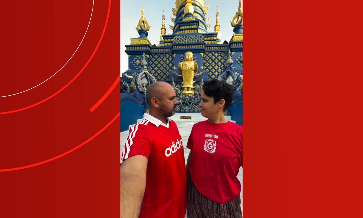 Casal que viaja o mundo vestindo a camisa do Garantido viraliza e celebra chegada ao Festival de Parintins