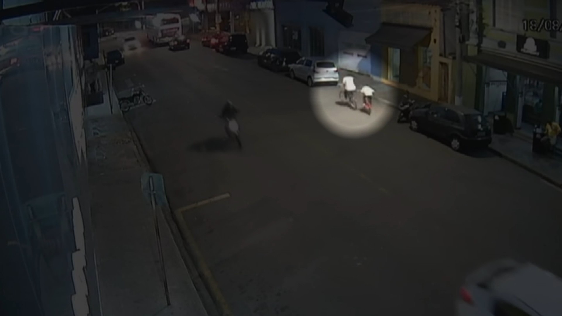 VÍDEO: criança de 8 anos em bicicleta é atropelada por moto no Centro de Itapira