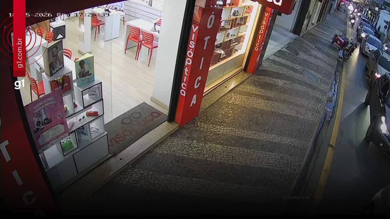 Motociclista atropela entregador ao invadir calçada para fugir de trânsito em Patos de Minas
