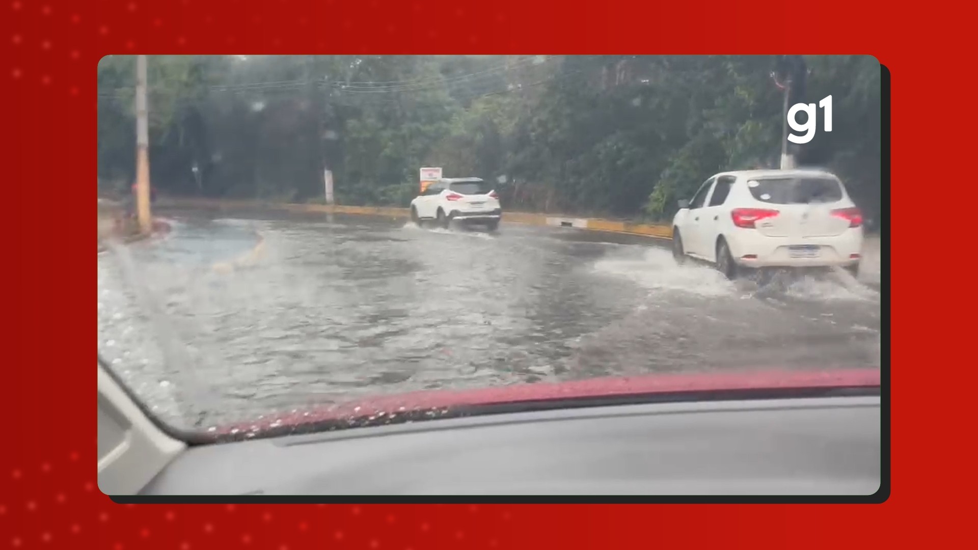 VÍDEO: Chuva forte alaga vias e complica trânsito em Manaus nesta quinta-feira 