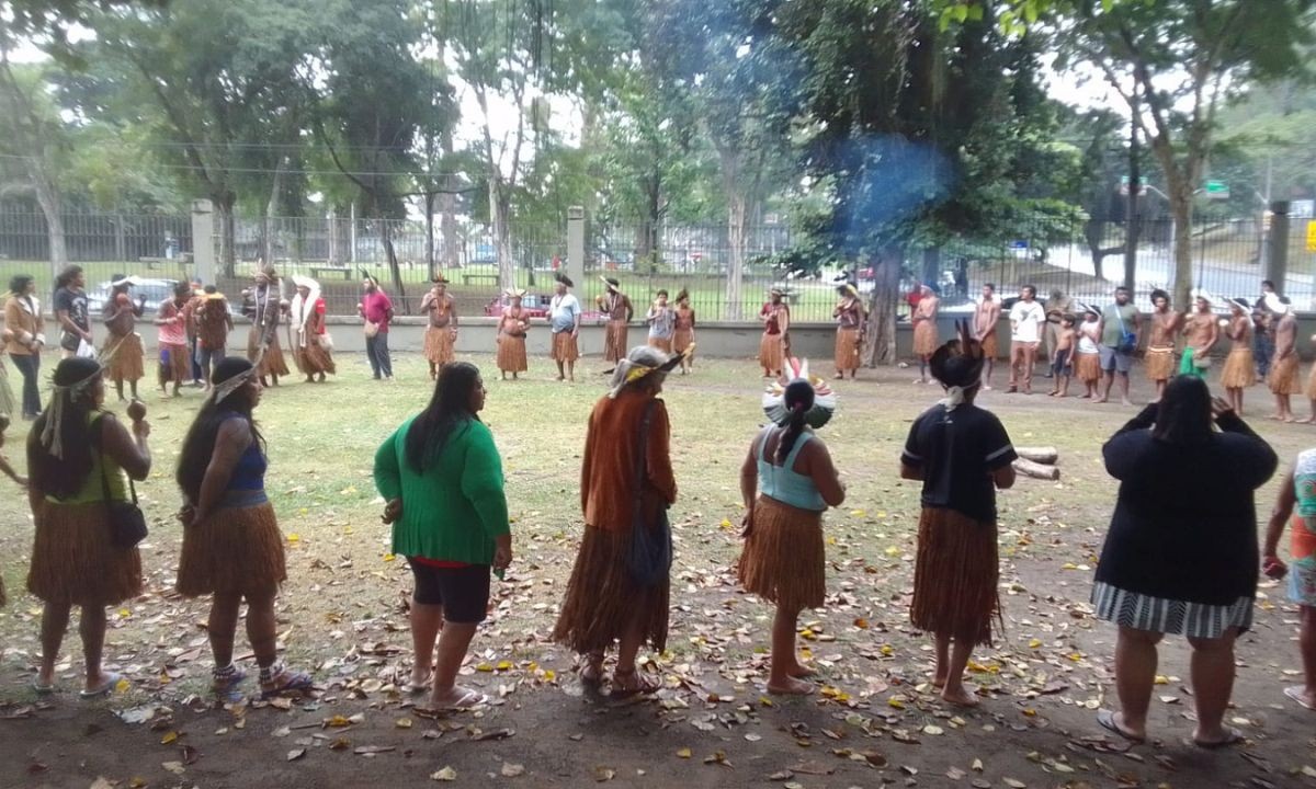 Indígenas fazem vigília no Museu Nacional e exigem devolução do Manto Tupinambá à Bahia