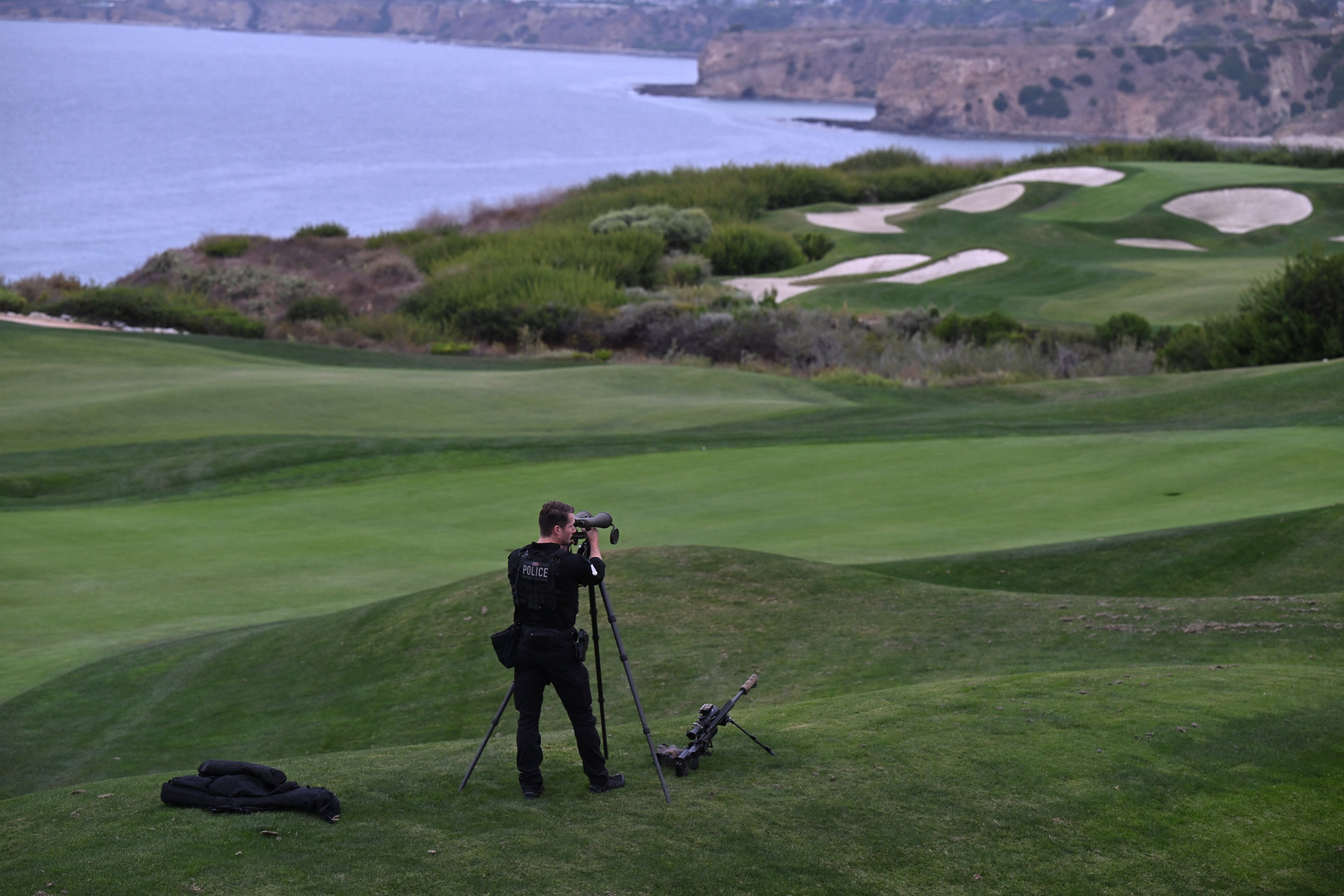Homem armado é preso em campo de golfe de Trump antes de visita do presidente dos EUA; 'Evitamos uma tragédia', diz agente
