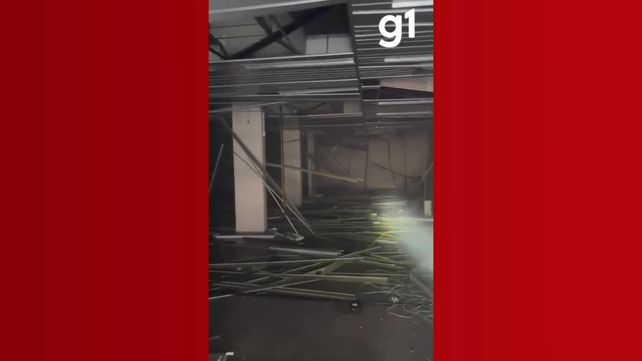 Agência de banco fica alagada após ser vandalizada em Cuiabá