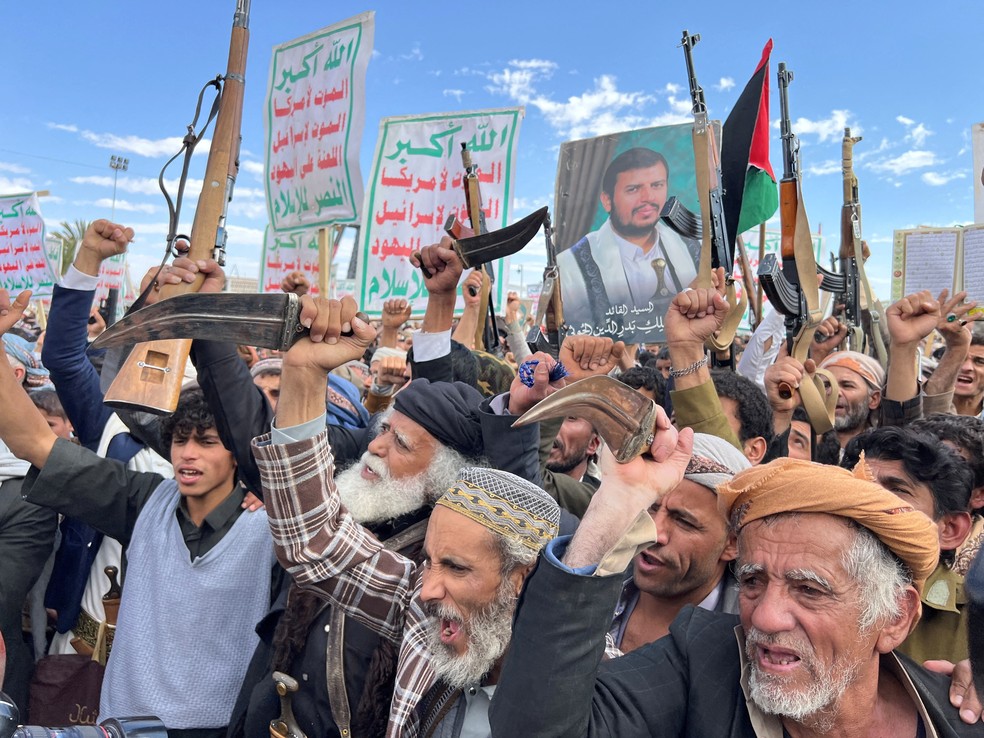Integrantes e simpatizantes dos Houthis participam de protesto contra os EUA em Sanaa, no Iêmen, em 17 de março de 2025. — Foto: Adel Al Khader/ Reuters