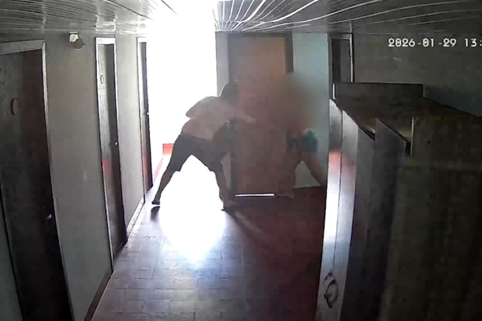 Mulher foi mantida em cárcere privado em uma pousada de Londrina. — Foto: PM-PR