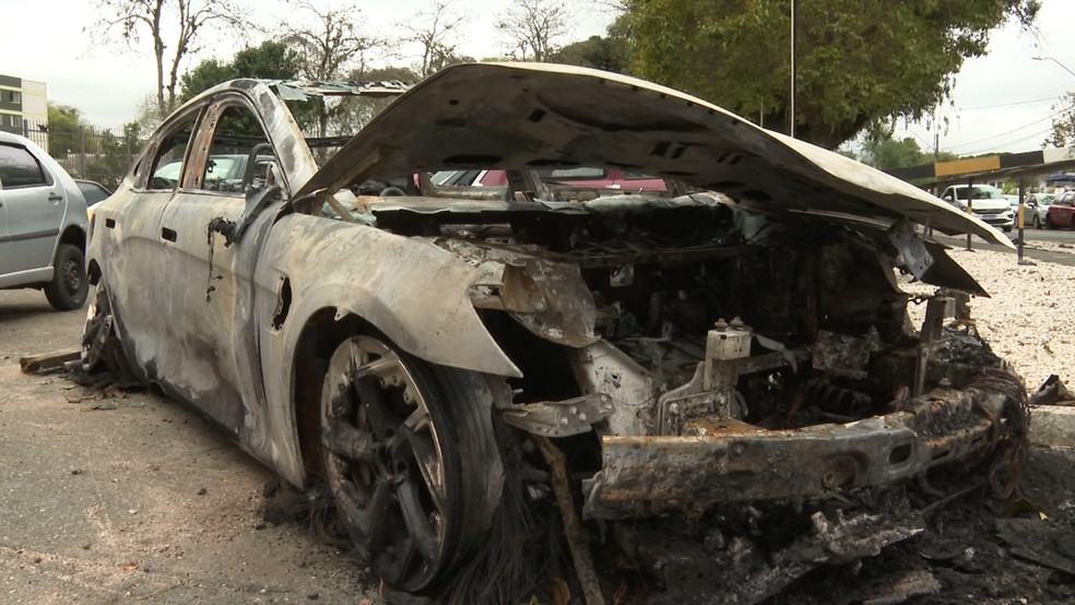 Carro do empresário foi encontrado incendiado — Foto: RPC