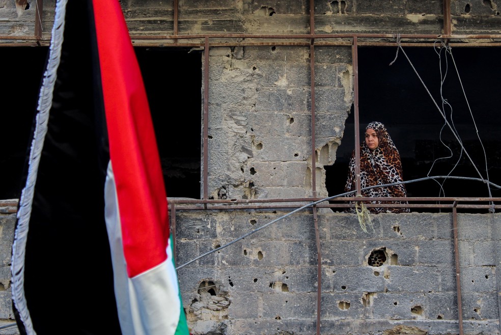 Mulher observa protesto pró-Palestina em campo de refugiados na região de Damasco, em 20 de outubro de 2023 — Foto: REUTERS/Firas Makdesi