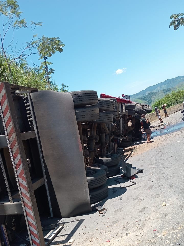 Acidente entre carro e caminhão interdita parcialmente descida da Serra das Araras, em Piraí