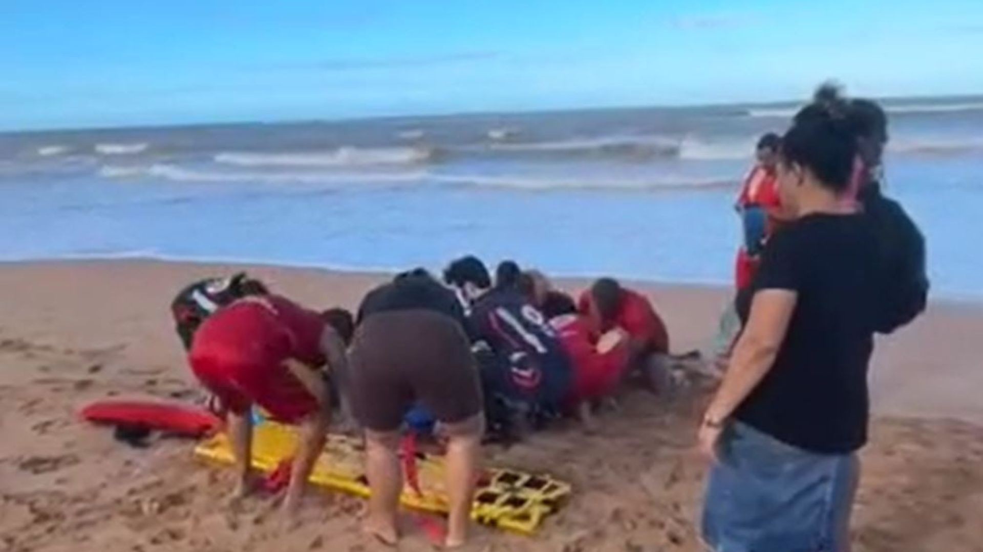 Adolescente morre afogado na Praia de Bicanga, na Serra