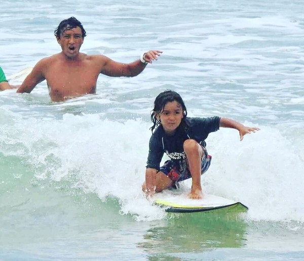 Salvos pelas pranchas de surf: quatro amigos ficaram 36 horas à deriva no  mar da Indónesia – Observador